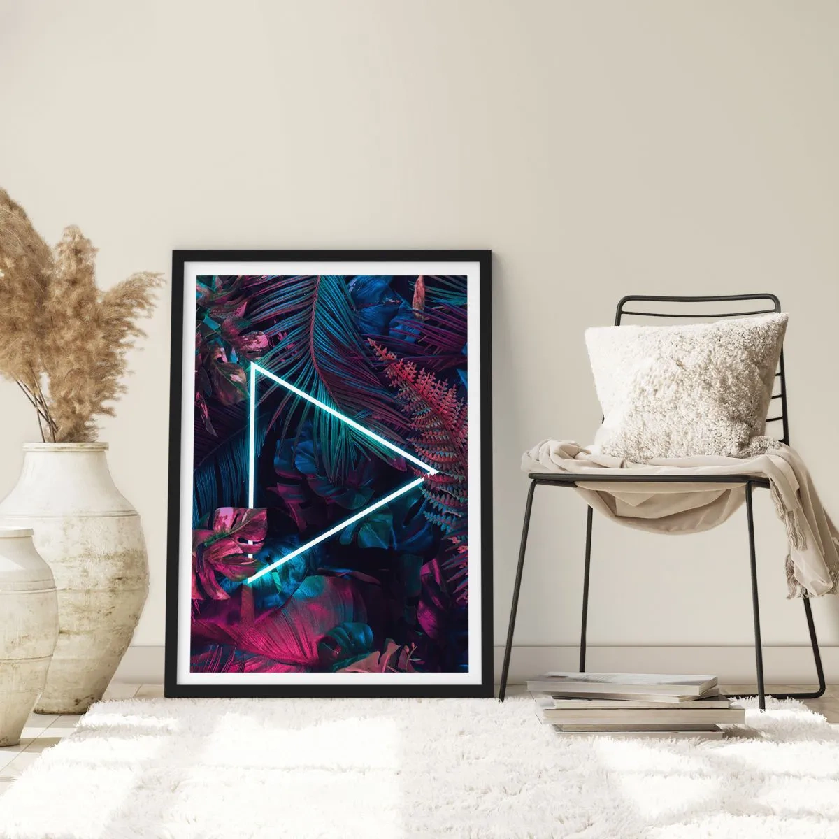 Póster en marco negro - Un triángulo de neón sobre un fondo de vegetación tropical oscura. - 50x70cm - Jardín fluorescente - Decoración de pared moderna para salón y dormitorio ARTTOR