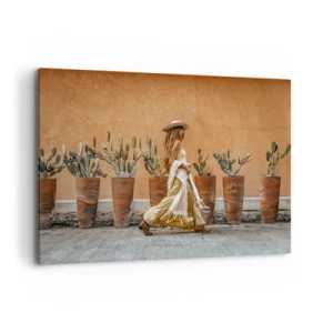 Cuadro sobre lienzo - Impresión de Imagen - Una mujer en estilo boho con macetas de cactus al fondo. - 100x70cm - Estilo hippie - Decoración de pared moderna para salón y dormitorio ARTTOR