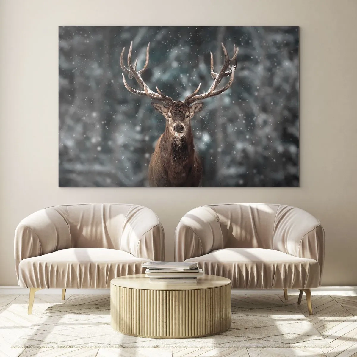 Cuadro sobre vidrio - Impresiones sobre Vidrio - Un ciervo orgulloso en un bosque invernal en medio de la nieve que cae. - 70x50cm - Coronado rey del bosque - Decoración de pared moderna para salón y dormitorio ARTTOR