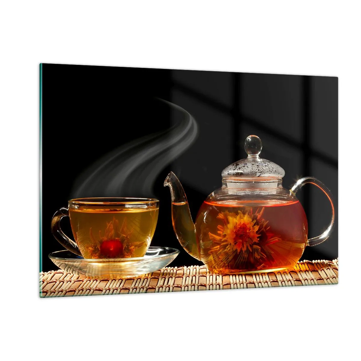 Cuadro sobre vidrio - Impresiones sobre Vidrio - Una jarra de cristal y una taza de té con una flor sobre un fondo negro. - 120x80cm - Magia y el arte del té - Decoración de pared moderna para salón y dormitorio ARTTOR