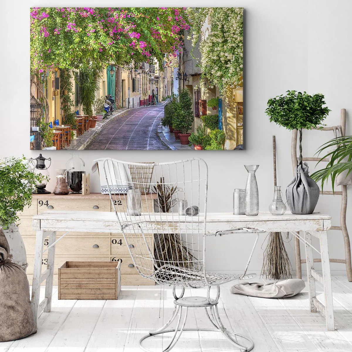 Cuadro sobre lienzo - Impresión de Imagen - Una calle encantadora con vides en flor y mesas de café. - 70x50cm - Un callejón floreciente - Decoración de pared moderna para salón y dormitorio ARTTOR