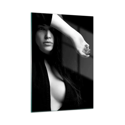 Cuadro sobre vidrio - Impresiones sobre Vidrio - Una mujer vestida de negro en una pose sensual sobre un fondo oscuro. - 50x70cm - Escuela de seducción - Decoración de pared moderna para salón y dormitorio ARTTOR