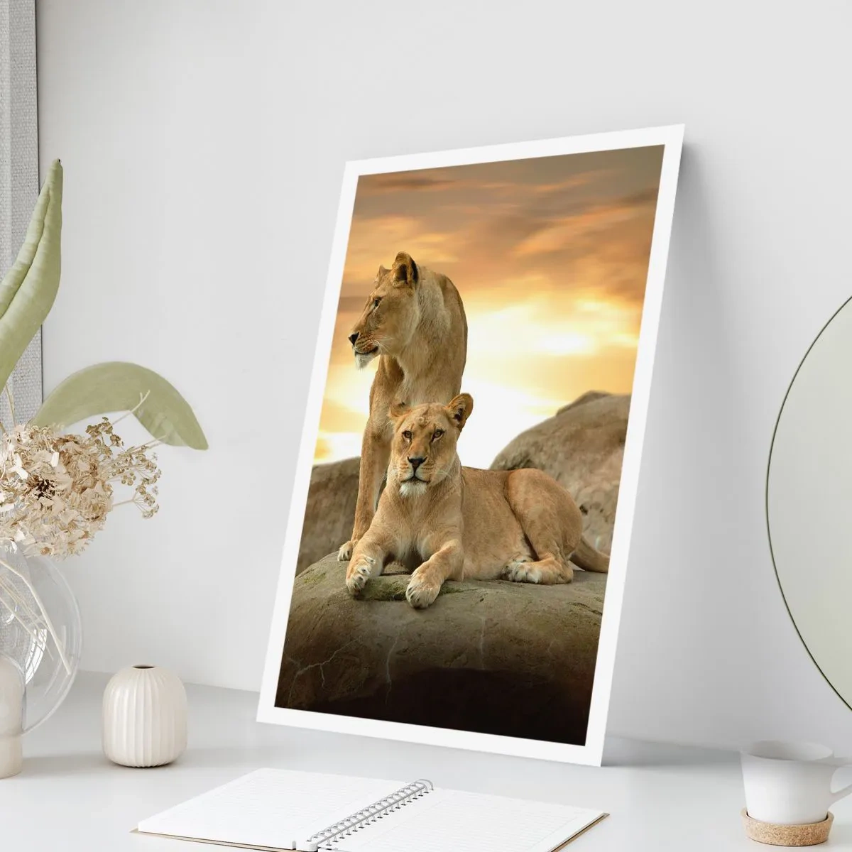 Póster - Dos leonas contra el sol poniente - 50x70cm - Majestuosidad real - Decoración de pared moderna para salón y dormitorio ARTTOR