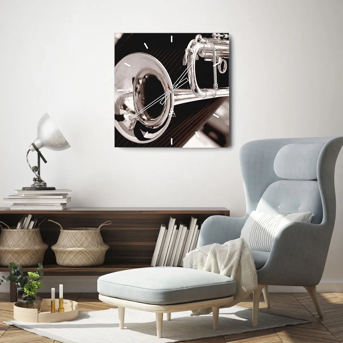 Reloj de pared - Reloj de vidrio - Un primer plano de una trompeta plateada sobre un elegante fondo de tela. - 30x30cm - Viaje musical a los años 30. - Decoración de pared moderna para salón y dormitorio ARTTOR