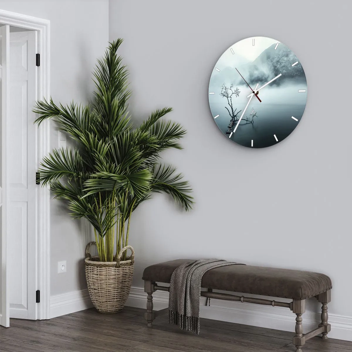 Reloj de pared - Reloj de vidrio - Un árbol en una pasarela inundada en medio de la niebla y las montañas. - 30x30cm - Fuera del agua y de la niebla - Decoración de pared moderna para salón, cocina y dormitorio ARTTOR