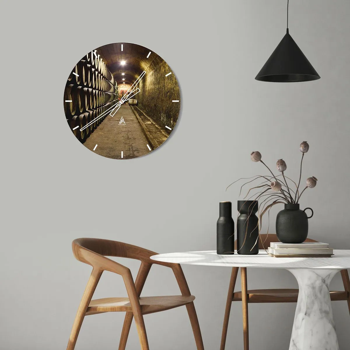 Reloj de pared - Reloj de vidrio - Interior de una bodega con barriles de vino de madera. - 30x30cm - El placer  - Decoración de pared moderna para salón, cocina y dormitorio ARTTOR