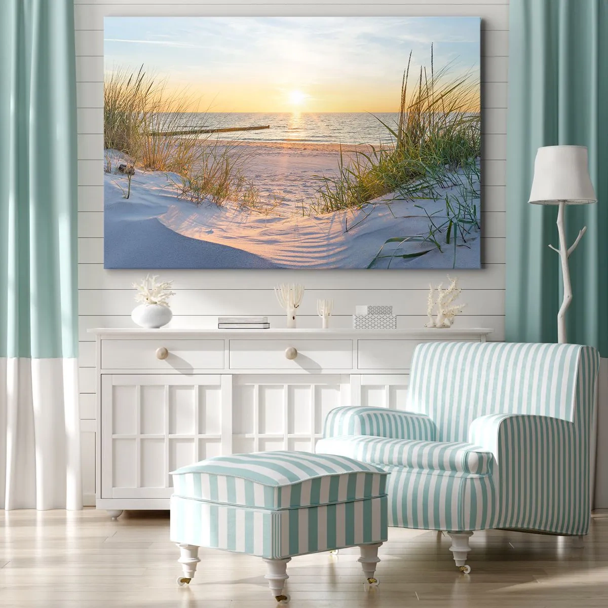 Cuadro sobre lienzo - Impresión de Imagen - Una playa de arena con vistas a la puesta de sol sobre el mar. - 70x50cm - El sonido del mar, el canto de los pájaros, una playa virgen entre las dunas…
