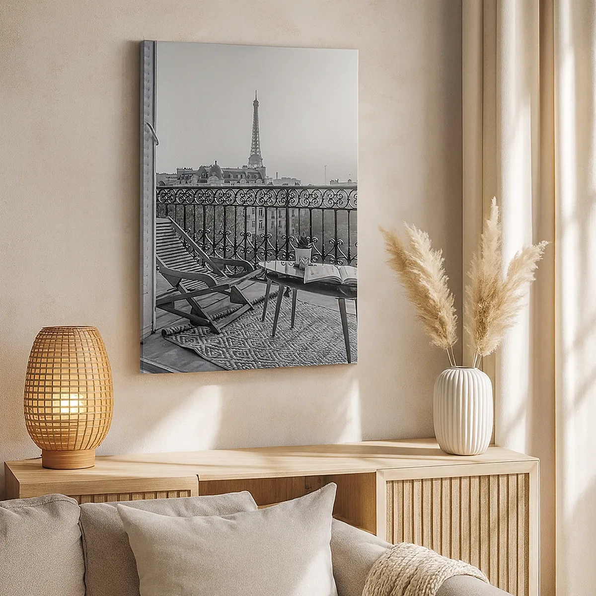 Cuadro sobre lienzo - Impresión de Imagen - Vista de la Torre Eiffel desde el balcón con tumbonas y una mesa. - 50x70cm - Una tarde parisina - Decoración de pared moderna para salón y dormitorio ARTTOR