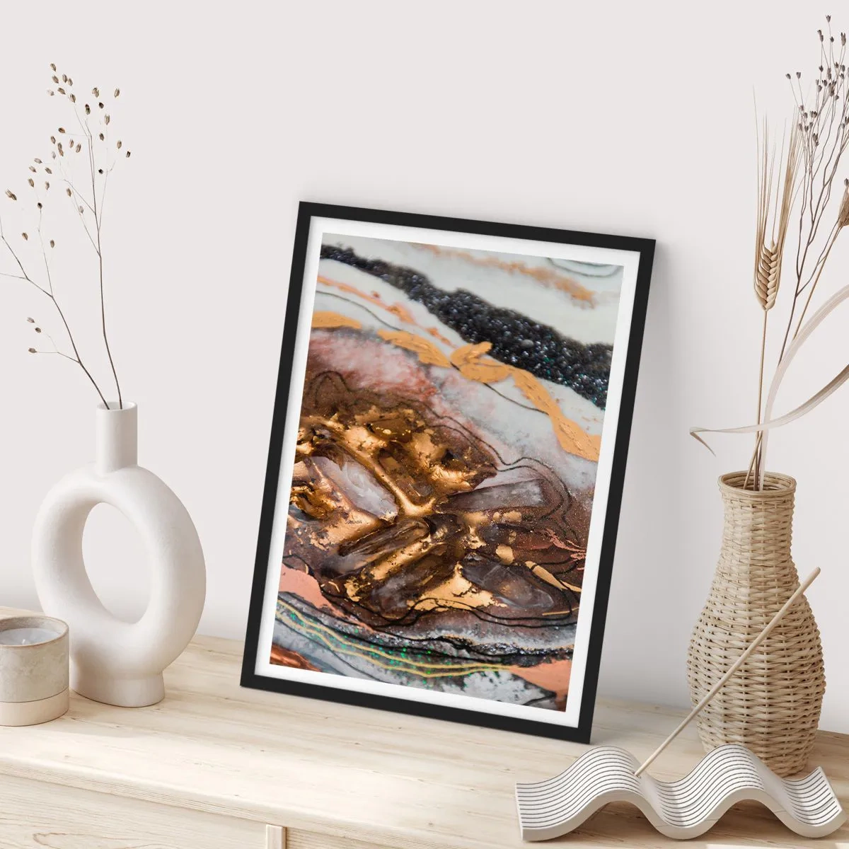 Póster en marco negro - Un patrón abstracto en tonos dorados, negros y blancos, inspirado en la naturaleza. - 50x70cm - Elemento de la tierra - Decoración de pared moderna para salón y dormitorio ARTTOR