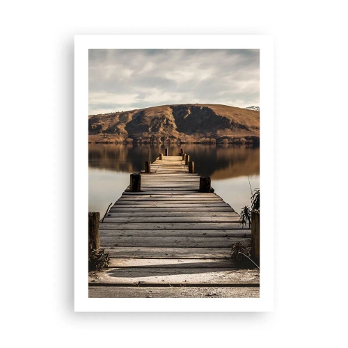 Póster - Un embarcadero de madera conduce a un tranquilo lago con un fondo de montañas. - 50x70cm - Un paisaje en silencio - Decoración de pared moderna para salón y dormitorio ARTTOR