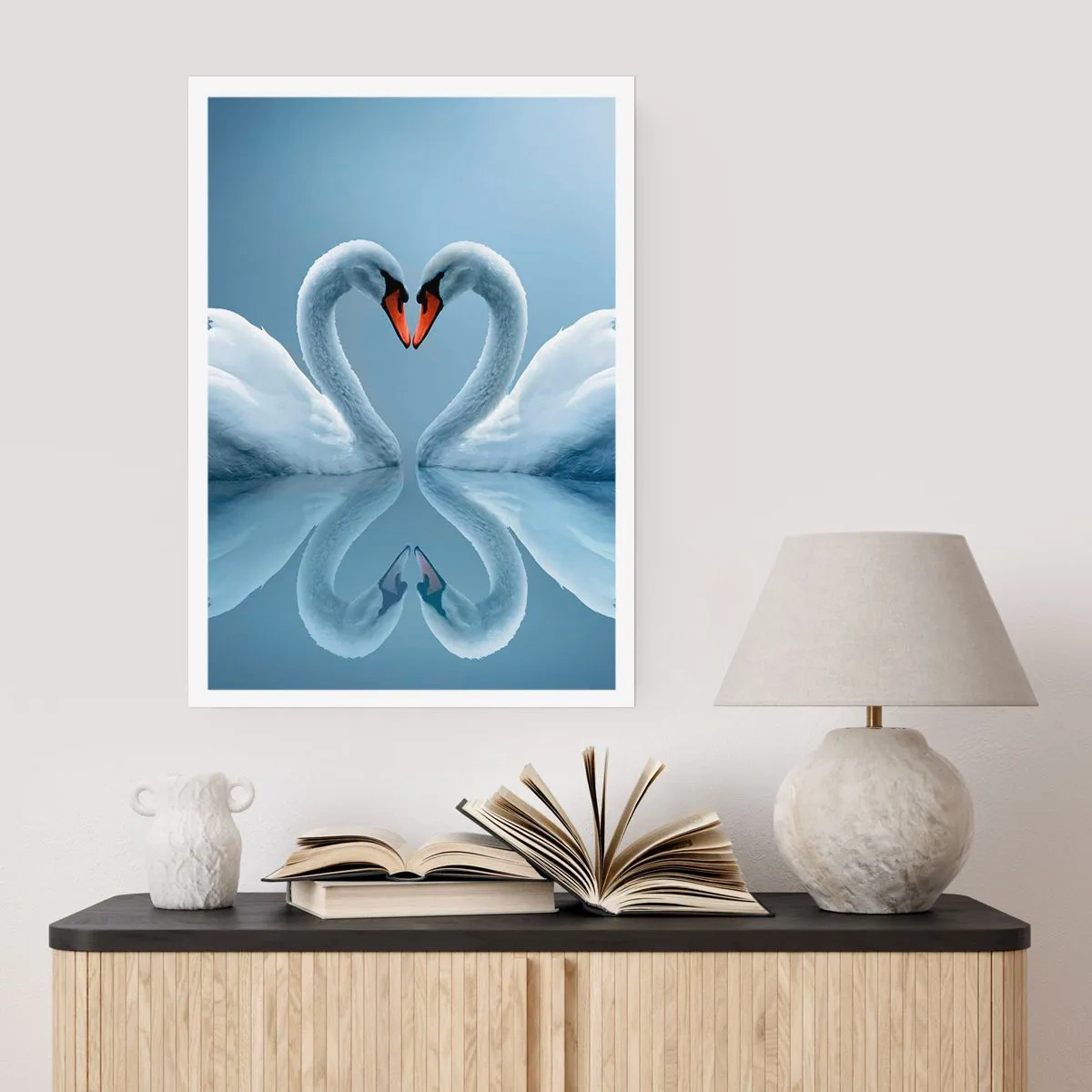 Póster - Cisnes en forma de corazón contra el cielo - 50x70cm - Tiempo de amor - Decoración de pared moderna para salón y dormitorio ARTTOR