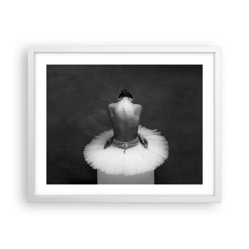 Póster en marco blanco - Rodeada de pétalos - 50x40 cm