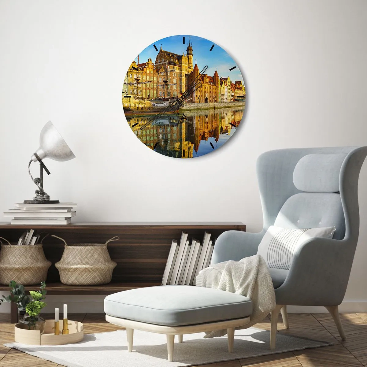 Reloj de pared - Reloj de vidrio - Panorama del casco antiguo con reflejo en el agua a la luz del atardecer. - 30x30cm - Un espejo del pasado - Decoración de pared moderna para salón, cocina y dormitorio ARTTOR