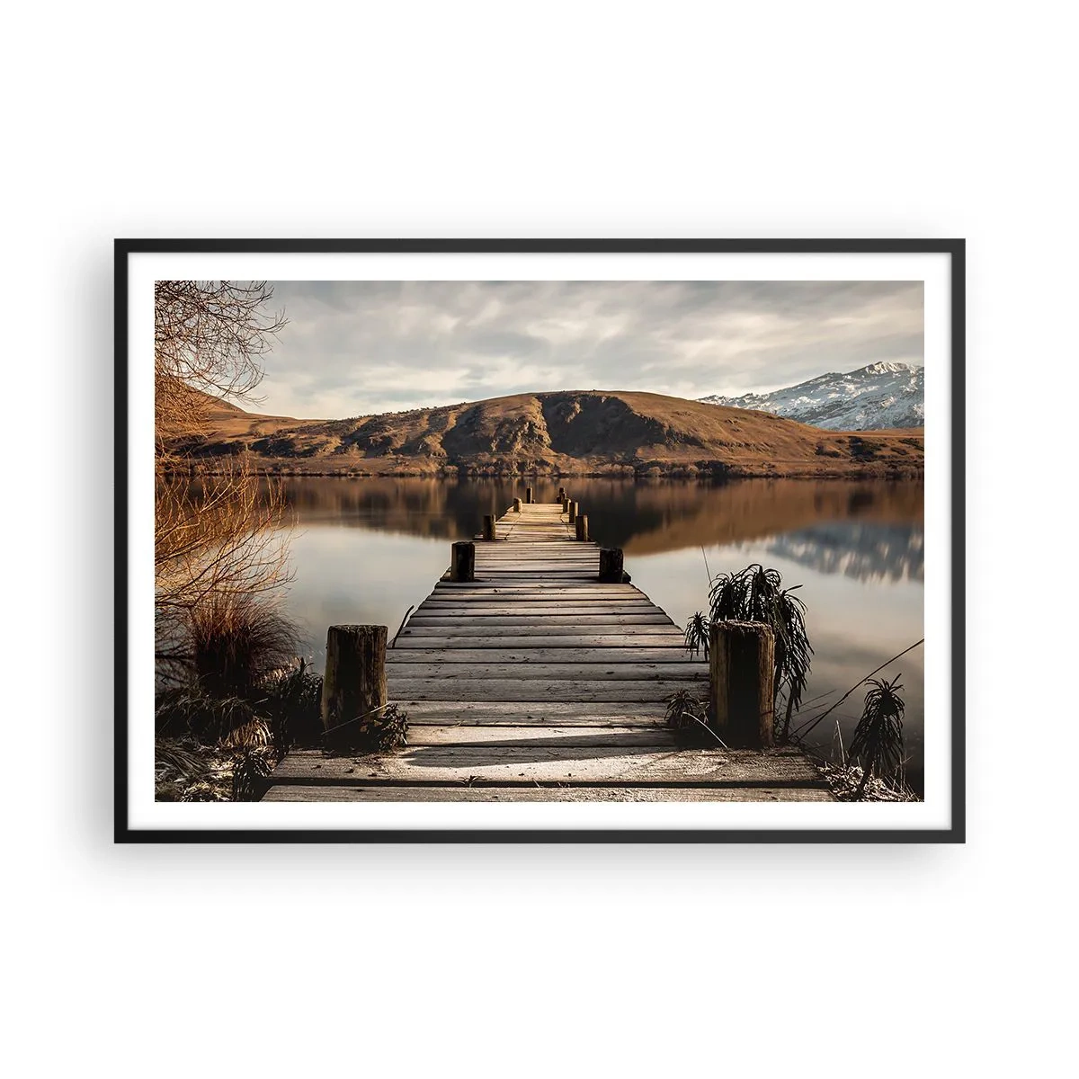 Póster en marco negro - Un muelle de madera sobre un lago rodeado de pintorescas colinas. - 100x70cm - Un paisaje en silencio - Decoración de pared moderna para salón y dormitorio ARTTOR