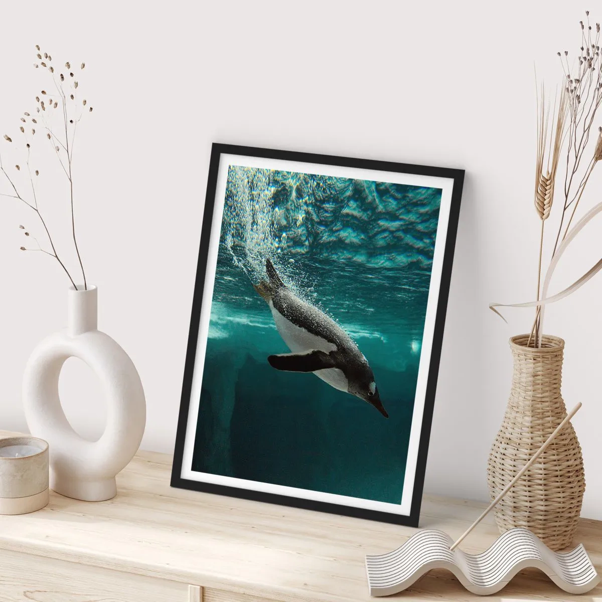 Póster en marco negro - Un pingüino nadando bajo el agua - 50x70cm - Bienvenido a mi mundo - Decoración de pared moderna para salón y dormitorio ARTTOR