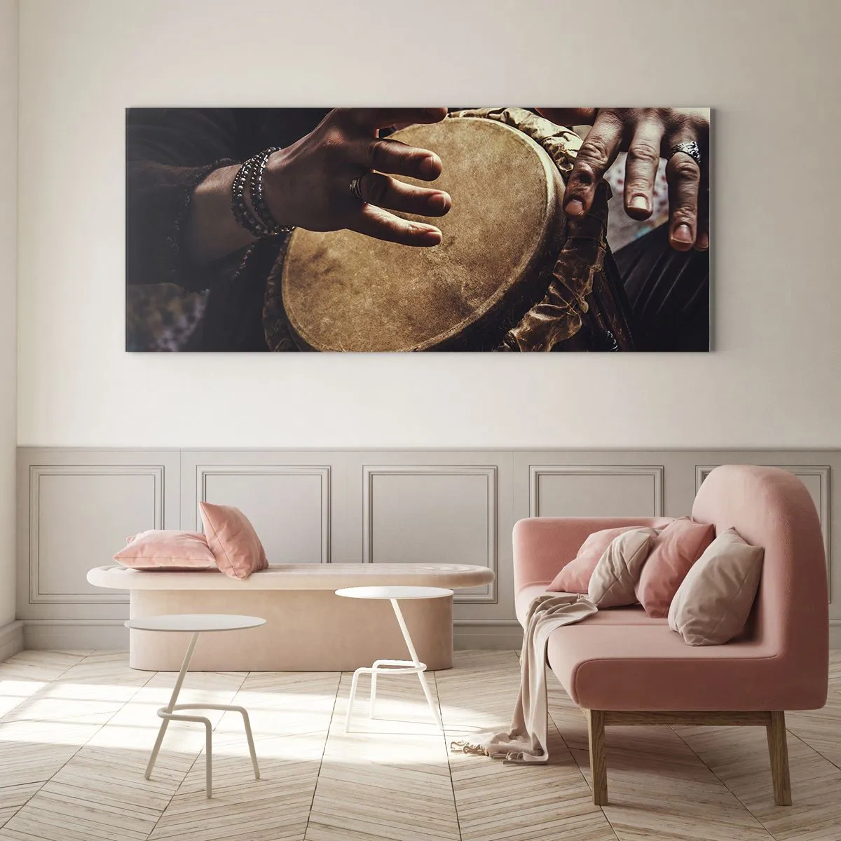 Cuadro sobre vidrio - Impresiones sobre Vidrio - Manos tocando un tambor djembé tradicional - 140x50cm - En el ritmo del corazón - Decoración de pared moderna para salón y dormitorio ARTTOR
