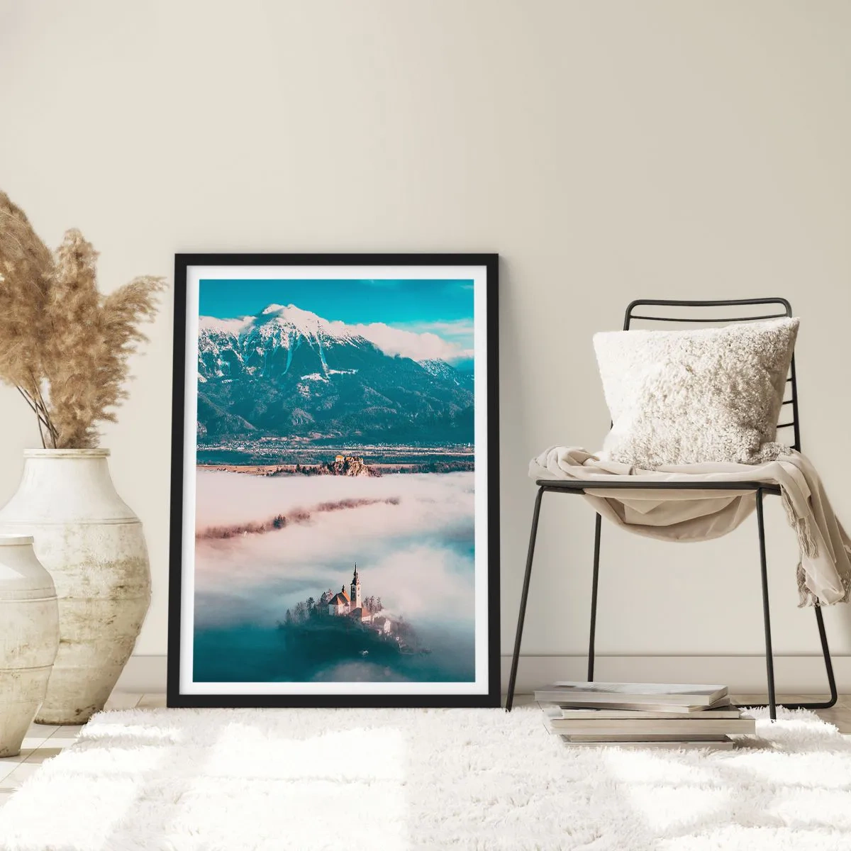 Póster en marco negro - Una iglesia en una isla rodeada de niebla con un fondo de montañas. - 50x70cm - El comienzo de un cuento de hadas - Decoración de pared moderna para salón y dormitorio ARTTOR