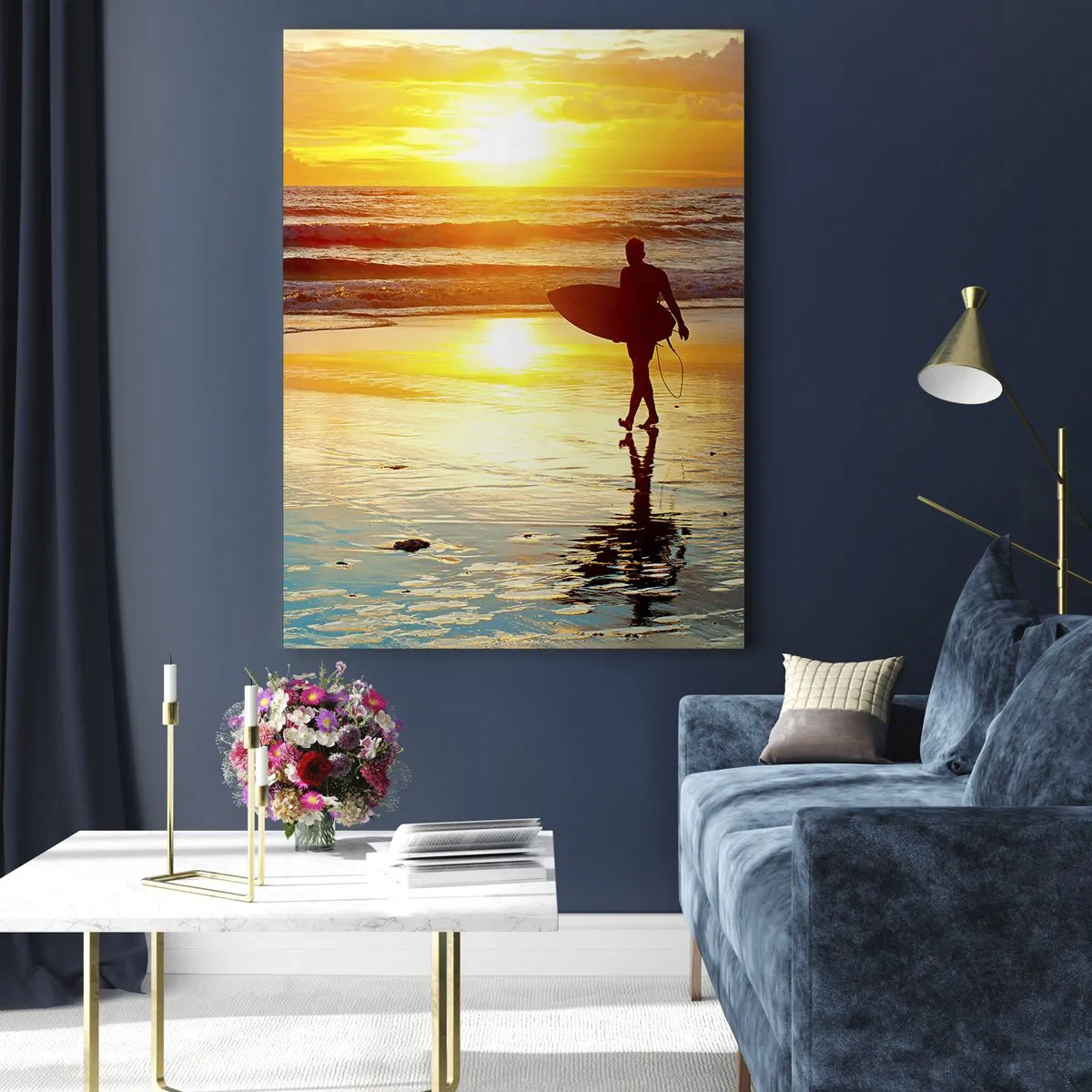 Cuadro sobre vidrio - Impresiones sobre Vidrio - Un surfista caminando por la playa al atardecer con una tabla en la mano. - 80x120cm - El regreso del guerrero - Decoración de pared moderna para salón y dormitorio ARTTOR