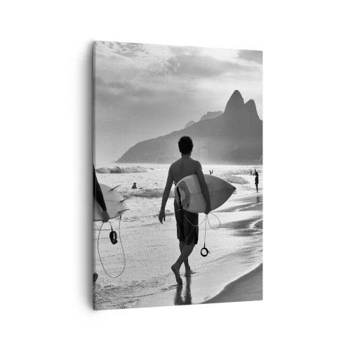 Cuadro sobre lienzo - Impresión de Imagen - Dos surfistas caminando por la playa con sus tablas en blanco y negro. - 50x70cm - Samba para una ola - Decoración de pared moderna para salón y dormitorio ARTTOR