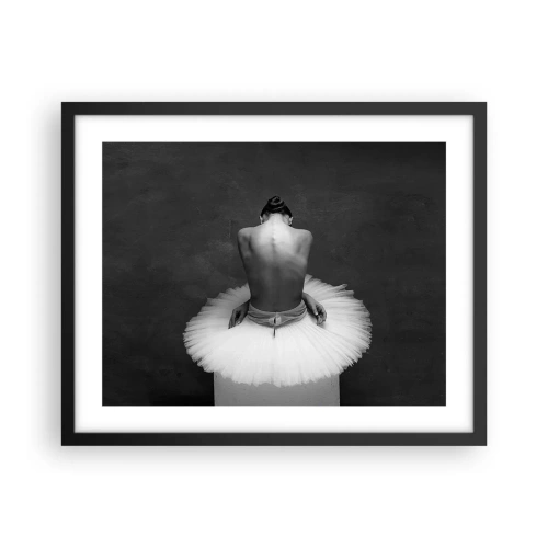 Póster en marco negro - Rodeada de pétalos - 50x40 cm