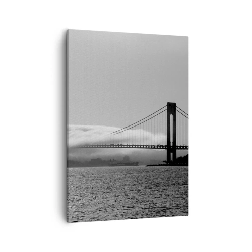 Cuadro sobre lienzo - Impresión de Imagen - Un puente sobre el agua envuelto en niebla en una toma en blanco y negro. - 50x70cm - Navegue por el Golden Gate - Decoración de pared moderna para salón y dormitorio ARTTOR