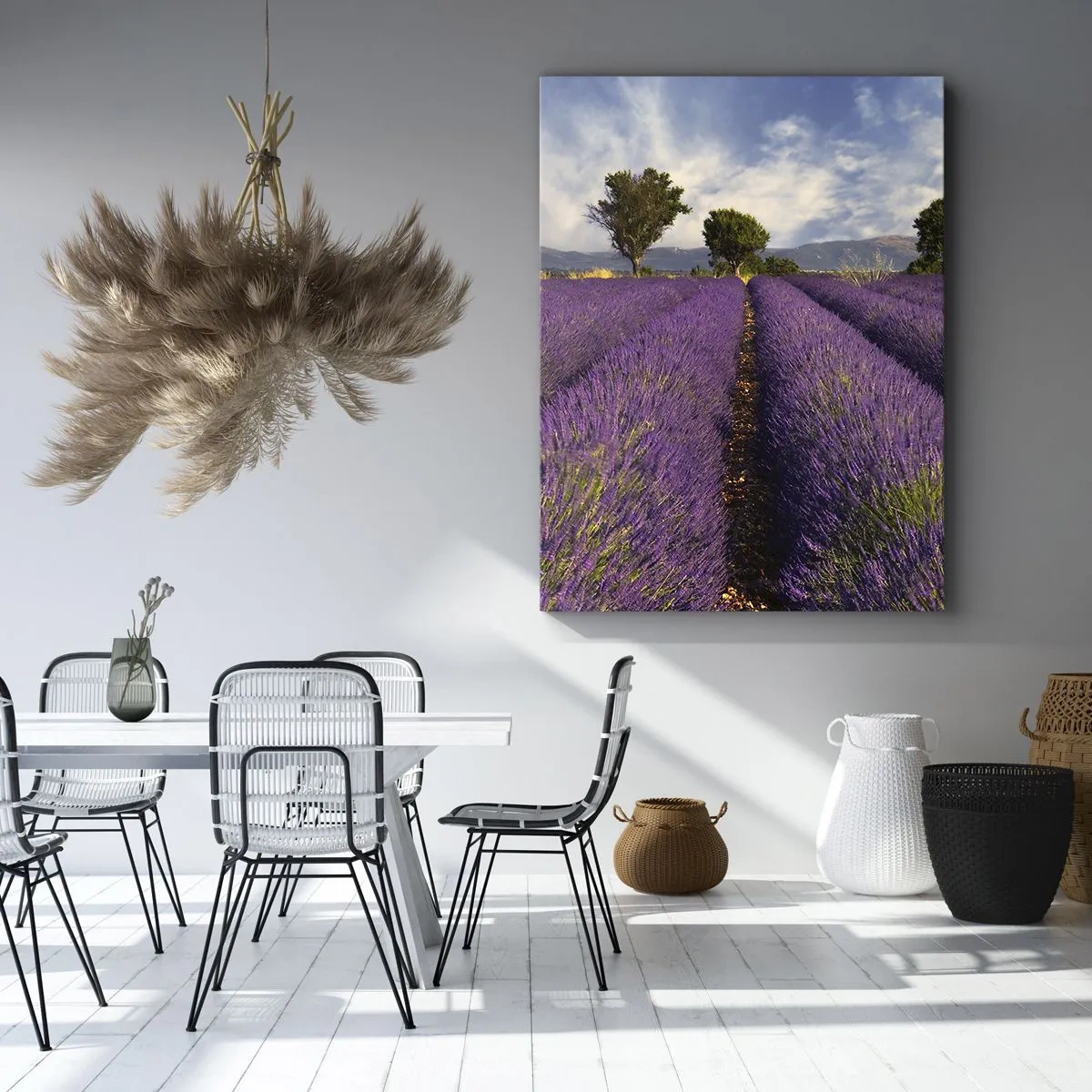 Cuadro sobre lienzo - Impresión de Imagen - Un campo de lavanda con árboles con el telón de fondo de montañas y cielo. - 50x70cm - Campos de lavanda - Decoración de pared moderna para salón y dormitorio ARTTOR