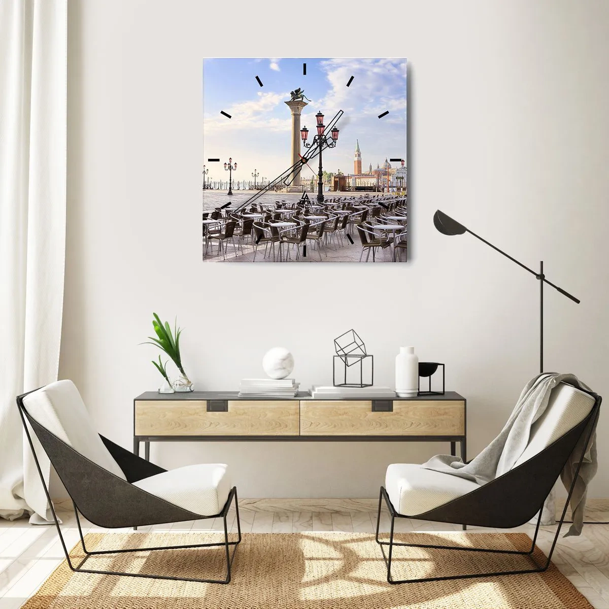 Reloj de pared - Reloj de vidrio - Venecia, vista de la plaza con columnas y mesas de café. - 30x30cm - Vamos, todo está listo - Decoración de pared moderna para salón y dormitorio ARTTOR