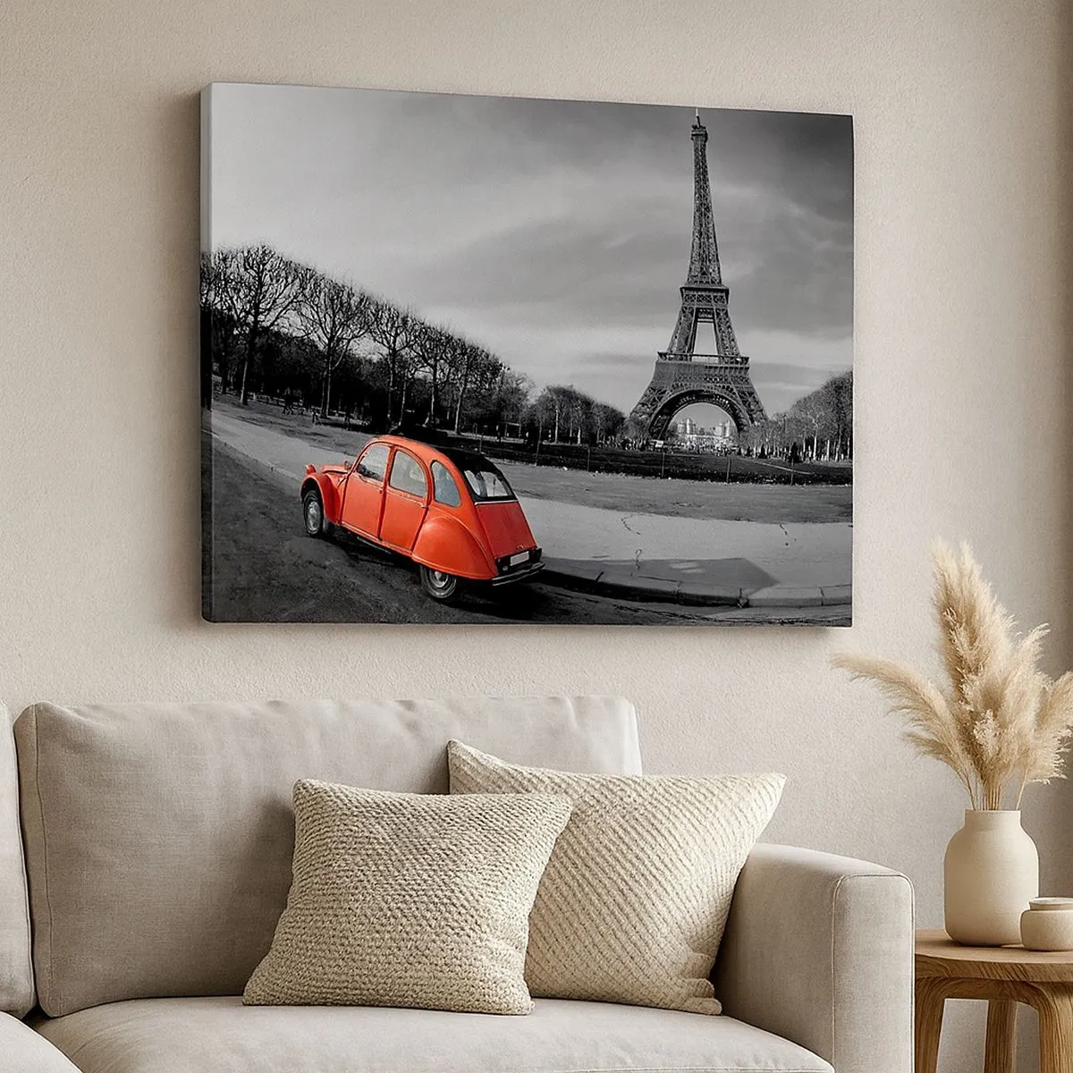 Cuadro sobre lienzo - Impresión de Imagen - Un coche rojo con la Torre Eiffel al fondo en un paisaje en blanco y negro. - 70x50cm - Más parisino que el propio París - Decoración de pared moderna para salón y dormitorio ARTTOR