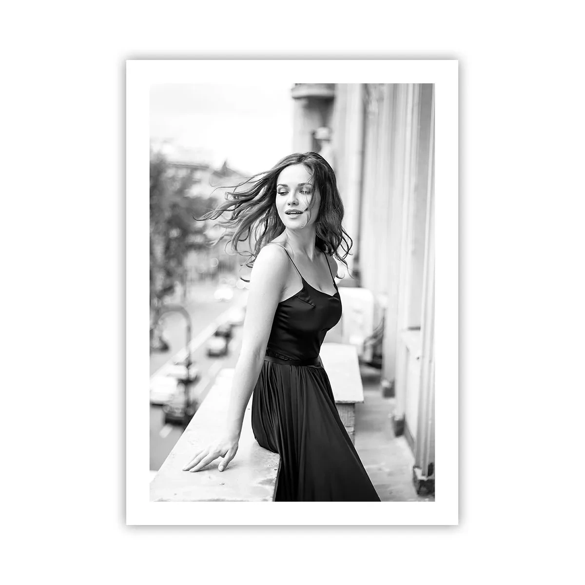 Póster - Fotografía en blanco y negro de una mujer en un balcón. - 50x70cm - Ciertamente, parisina - Decoración de pared moderna para salón y dormitorio ARTTOR