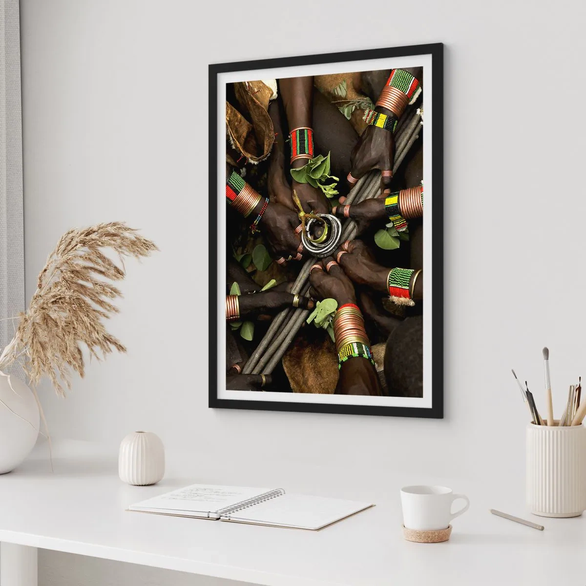 Póster en marco negro - Manos con pulseras tradicionales, en un gesto de comunidad. - 50x70cm - Estamos juntos - Decoración de pared moderna para salón y dormitorio ARTTOR