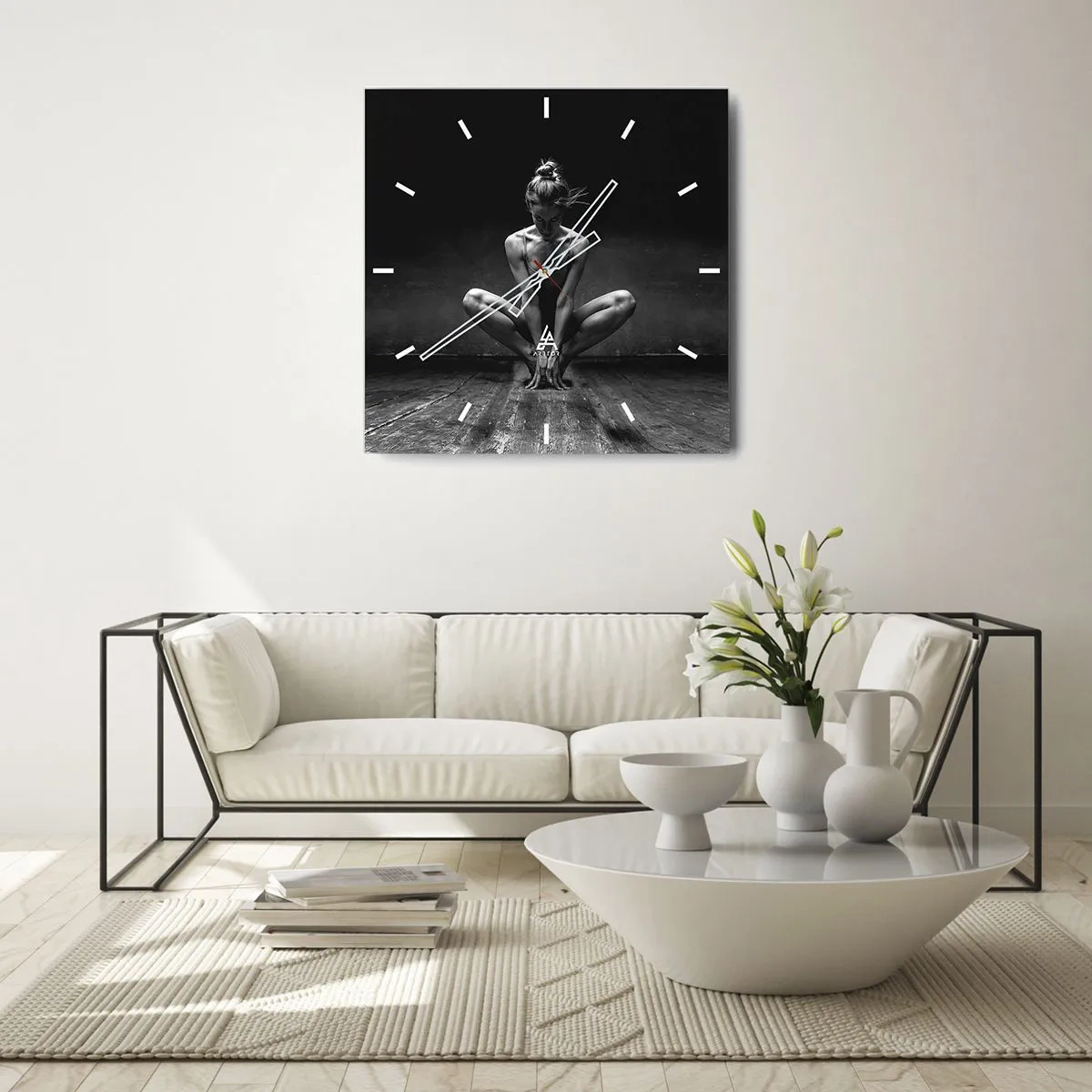 Reloj de pared - Reloj de vidrio - Un retrato en blanco y negro de una bailarina en plena concentración. - 30x30cm - Concentración de energía del baile - Decoración de pared moderna para salón y dormitorio ARTTOR