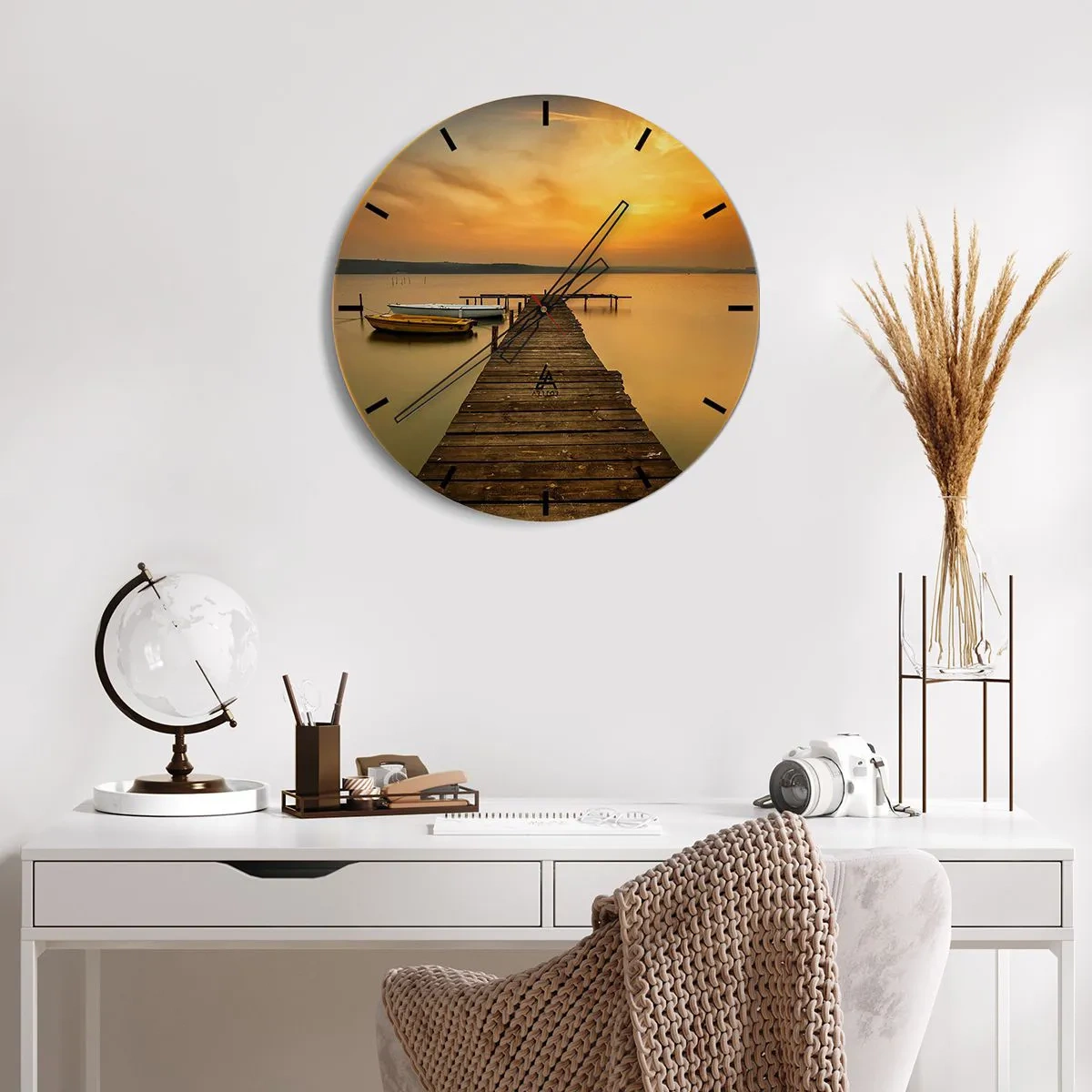Reloj de pared - Reloj de vidrio - Un embarcadero de madera en un lago al atardecer con un barco al fondo - 30x30cm - Abriré el cielo dorado para ti - Decoración de pared moderna para salón, cocina y dormitorio ARTTOR