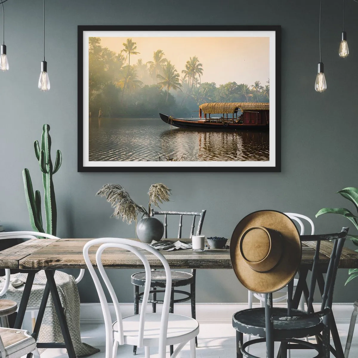 Póster en marco negro - Un barco tradicional en un río tranquilo entre palmeras. - 70x50cm - Casa en el río - Decoración de pared moderna para salón y dormitorio ARTTOR