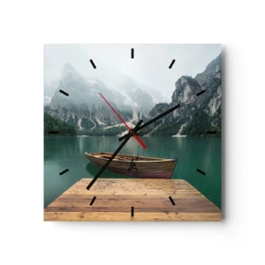 Reloj de pared - Reloj de vidrio - Un barco de madera en un muelle en un lago rodeado de montañas. - 30x30cm - Paisaje inolvidable - Decoración de pared moderna para salón y dormitorio ARTTOR