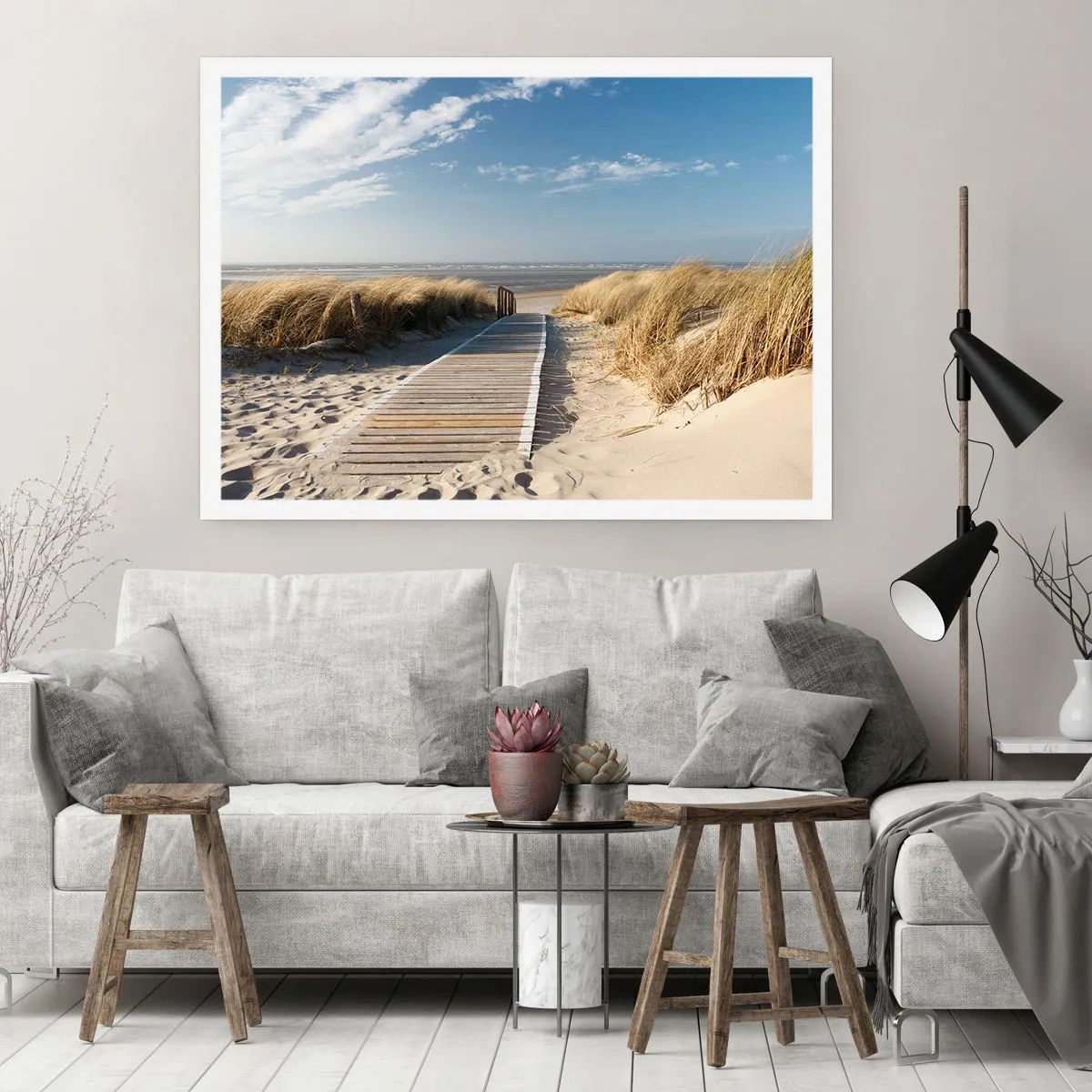 Póster - Un camino de madera conduce a través de las dunas hasta el mar en calma. - 100x70cm - Más allá de la duna, en el susurro de la naturaleza - Decoración de pared moderna para salón y dormitorio ARTTOR