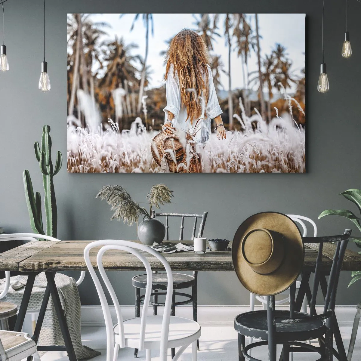 Cuadro sobre lienzo - Impresión de Imagen - Una mujer en un campo de hierba con palmeras al fondo al atardecer. - 70x50cm - Nacida en el plumón de la Tierra - Decoración de pared moderna para salón y dormitorio ARTTOR