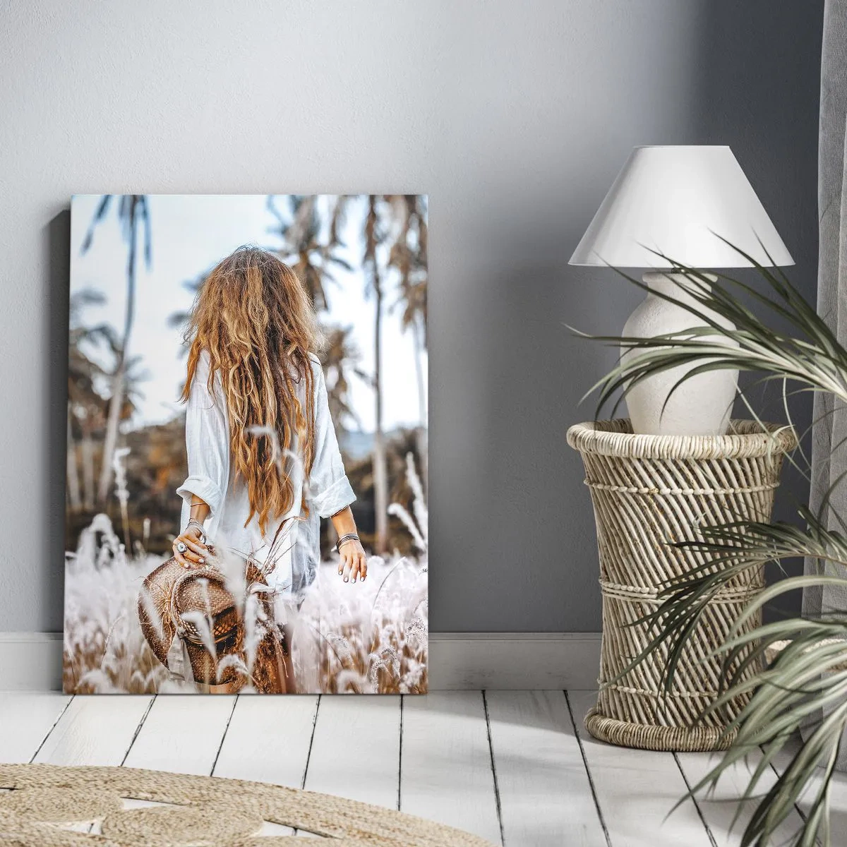 Cuadro sobre lienzo - Impresión de Imagen - Una mujer en un campo de hierba con palmeras al fondo al atardecer. - 50x70cm - Nacida en el plumón de la Tierra - Decoración de pared moderna para salón y dormitorio ARTTOR