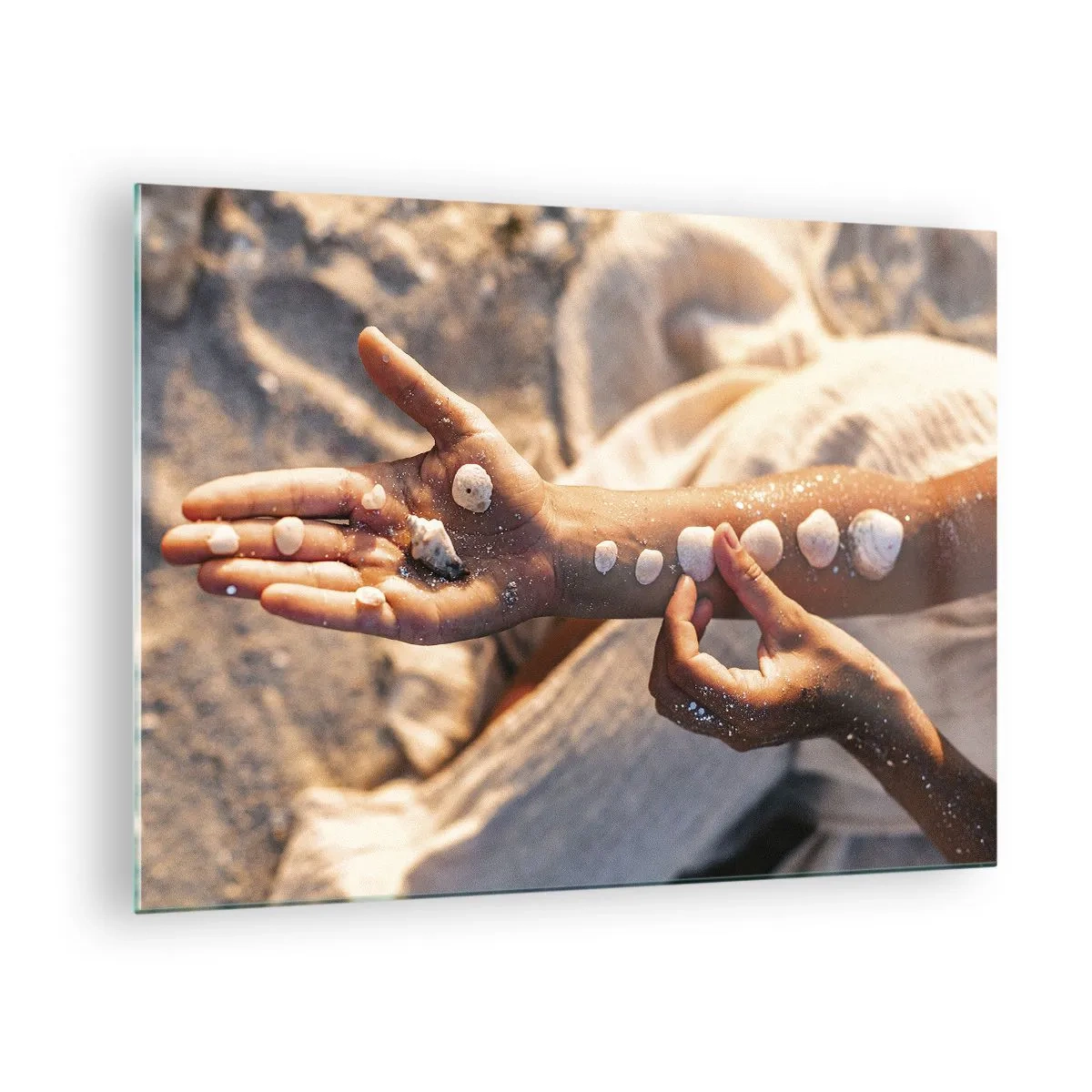 Cuadro sobre vidrio - Impresiones sobre Vidrio - Manos de niño con conchas marinas sobre un fondo de arena y tela. - 70x50cm - La belleza al alcance de la mano - Decoración de pared moderna para salón y dormitorio ARTTOR