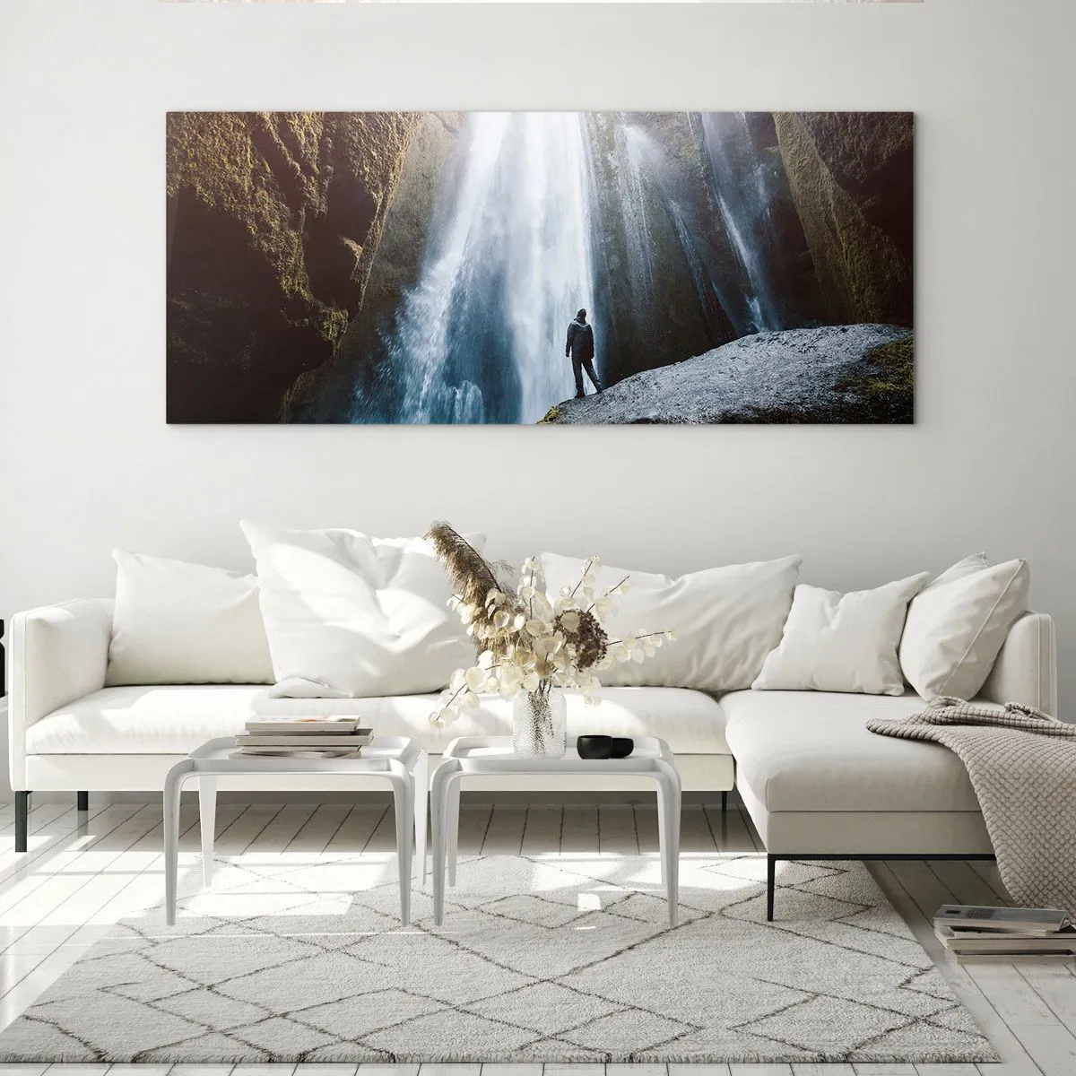 Cuadro sobre vidrio - Impresiones sobre Vidrio - Una figura con el telón de fondo de una majestuosa cascada en un desfiladero rocoso. - 120x50cm - Impresionante vista - Decoración de pared moderna para salón y dormitorio ARTTOR