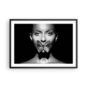 Póster en marco negro - Rostro de mujer en blanco y negro con una mariposa en los labios. - 70x50cm - Beso de mariposa - Decoración de pared moderna para salón y dormitorio ARTTOR