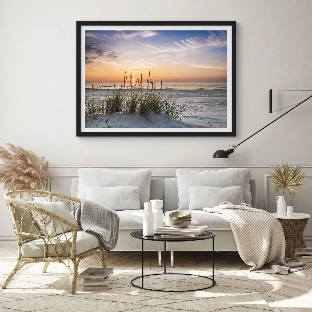 Póster en marco negro - Una playa de arena al atardecer con césped al fondo. - 70x50cm - Mira, piensa, siente - Decoración de pared moderna para salón y dormitorio ARTTOR