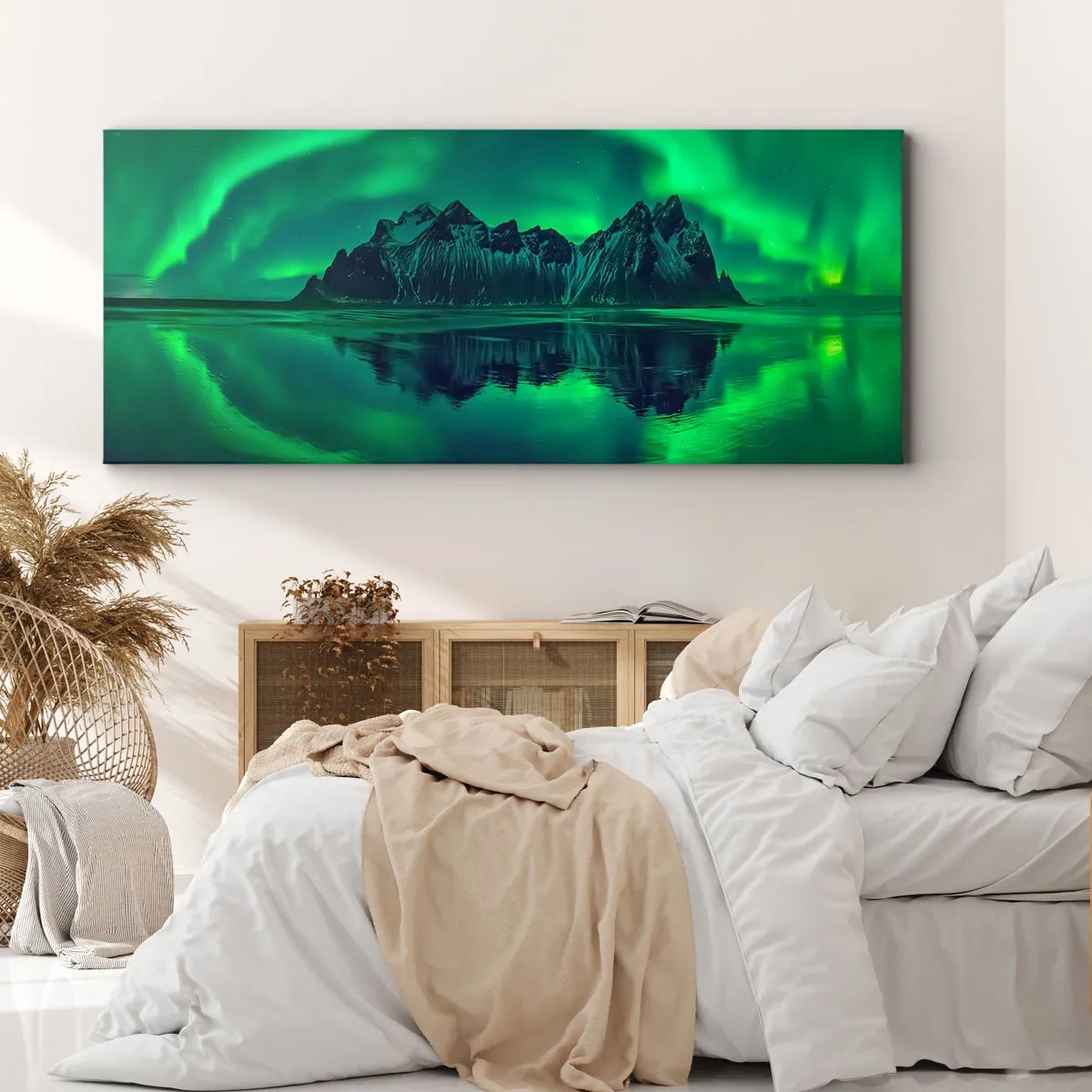 Cuadro sobre lienzo - Impresión de Imagen - Montañas rodeadas de auroras boreales reflejadas en el agua. - 140x50cm - En los brazos de la aurora - Decoración de pared moderna para salón y dormitorio ARTTOR