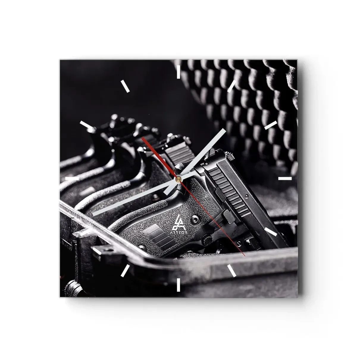 Reloj de pared - Reloj de vidrio - Una imagen en blanco y negro de una pila de armas en una maleta. - 30x30cm - ¡Fuego! - Decoración de pared moderna para salón y dormitorio ARTTOR