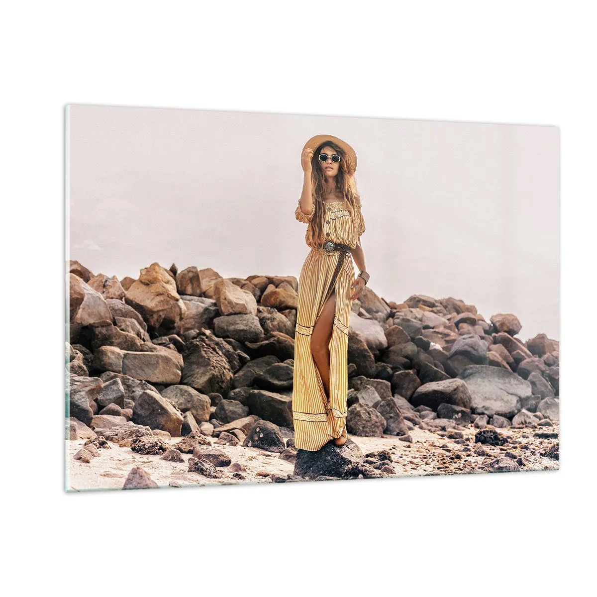 Cuadro sobre vidrio - Impresiones sobre Vidrio - Una mujer con un vestido estilo boho frente a una orilla rocosa. - 120x80cm - La magia de las piedras - Decoración de pared moderna para salón y dormitorio ARTTOR