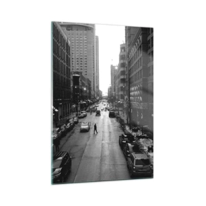 Cuadro sobre vidrio - Impresiones sobre Vidrio - Una calle en blanco y negro con un transeúnte entre edificios modernos. - 50x70cm - Un día como otro cualquiera - Decoración de pared moderna para salón y dormitorio ARTTOR