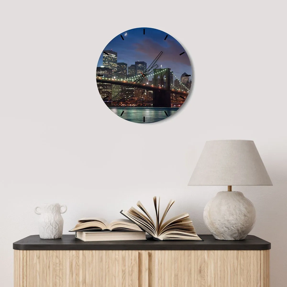 Reloj de pared - Reloj de vidrio - Puente de Brooklyn con vista a la ciudad por la noche - 30x30cm - Una noche iluminada - Decoración de pared moderna para salón, cocina y dormitorio ARTTOR