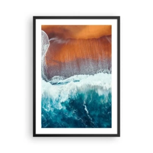 Póster en marco negro - Olas del océano rompiendo contra la orilla con arena de colores cálidos. - 50x70cm - Un toque de océano - Decoración de pared moderna para salón y dormitorio ARTTOR