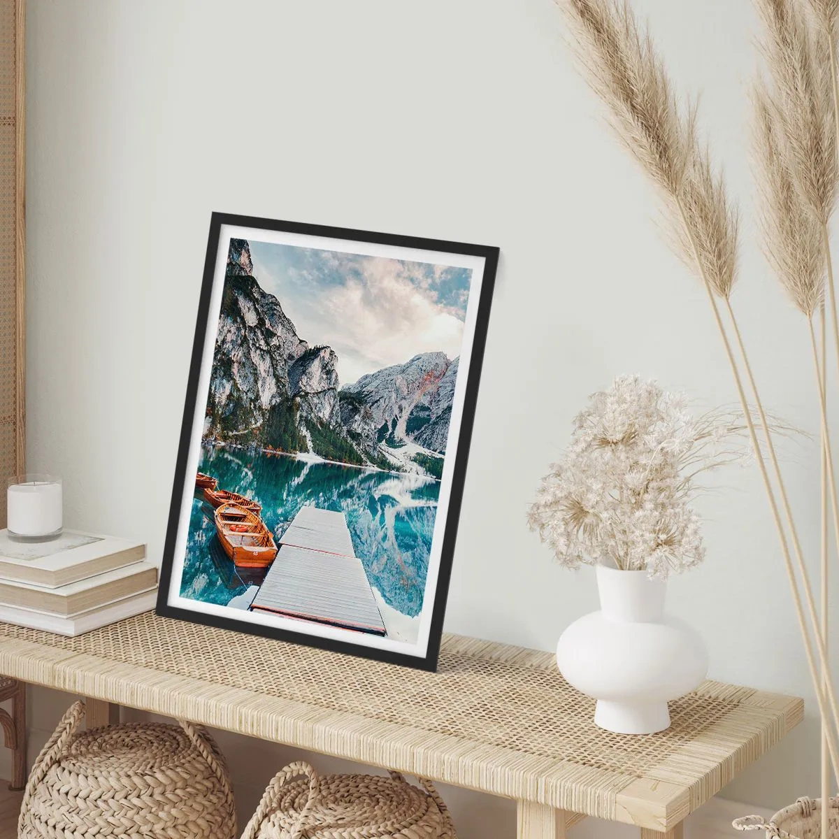 Póster en marco negro - Un lago de montaña con barcos de madera y un muelle. - 50x70cm - Te mostraremos la fuente de la belleza - Decoración de pared moderna para salón y dormitorio ARTTOR