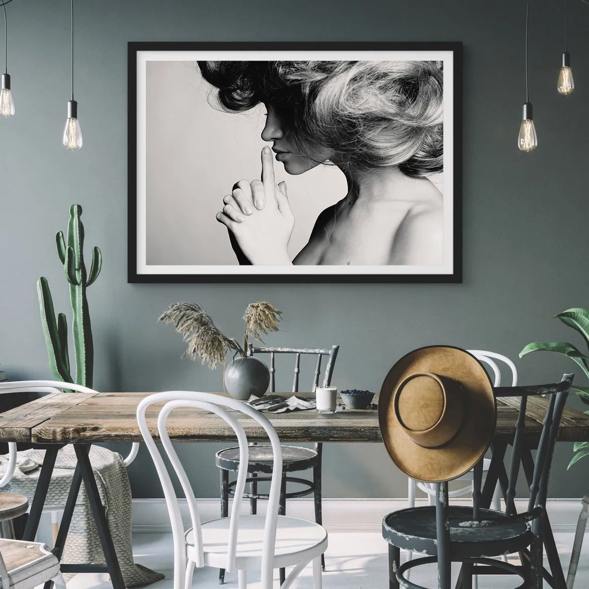 Póster en marco negro - Perfil en blanco y negro de una mujer haciendo un gesto de silencio. - 70x50cm - Escucharme a mí misma - Decoración de pared moderna para salón y dormitorio ARTTOR