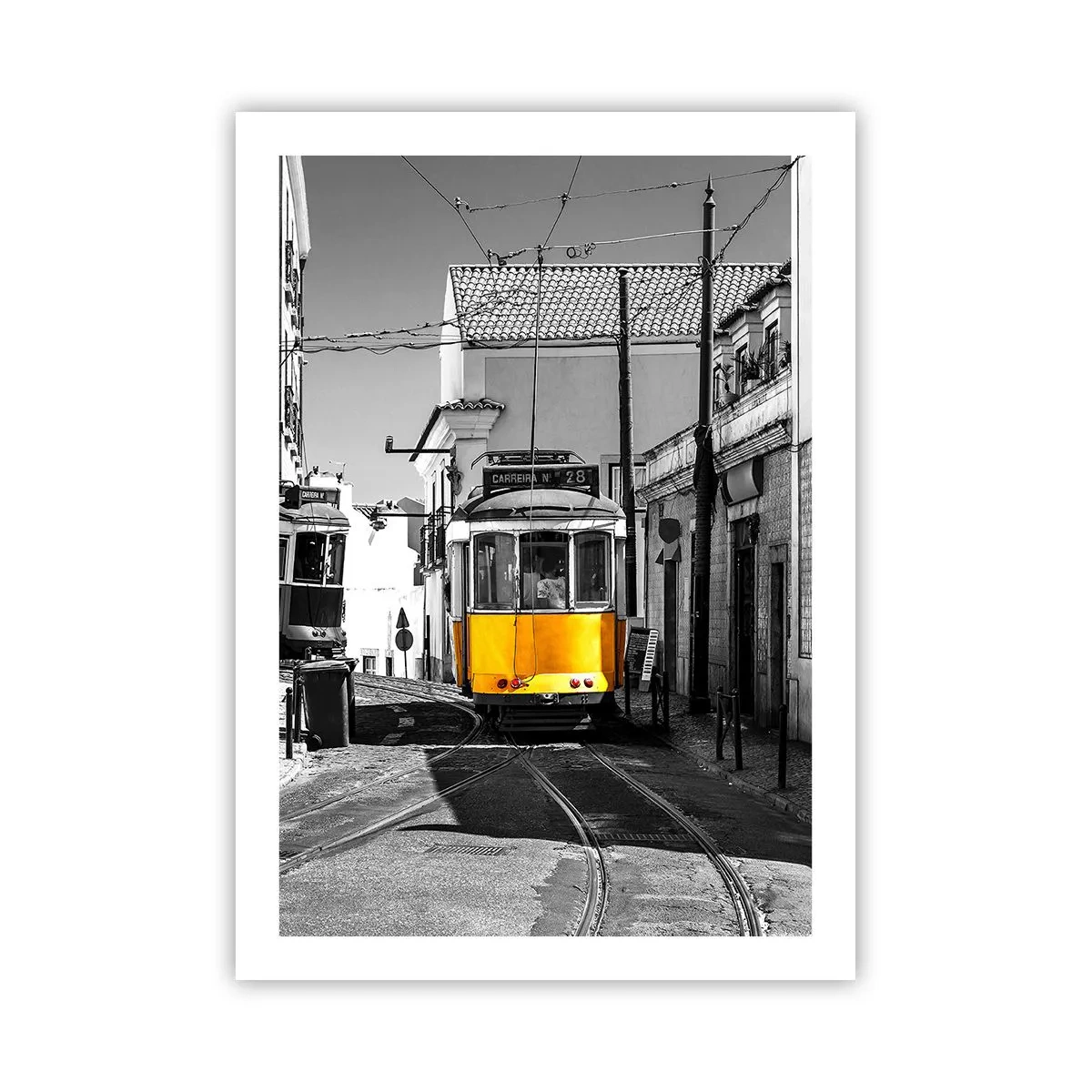 Póster - Un tranvía amarillo en las calles de la ciudad en un entorno en blanco y negro. - 50x70cm - Espíritu de Lisboa - Decoración de pared moderna para salón y dormitorio ARTTOR